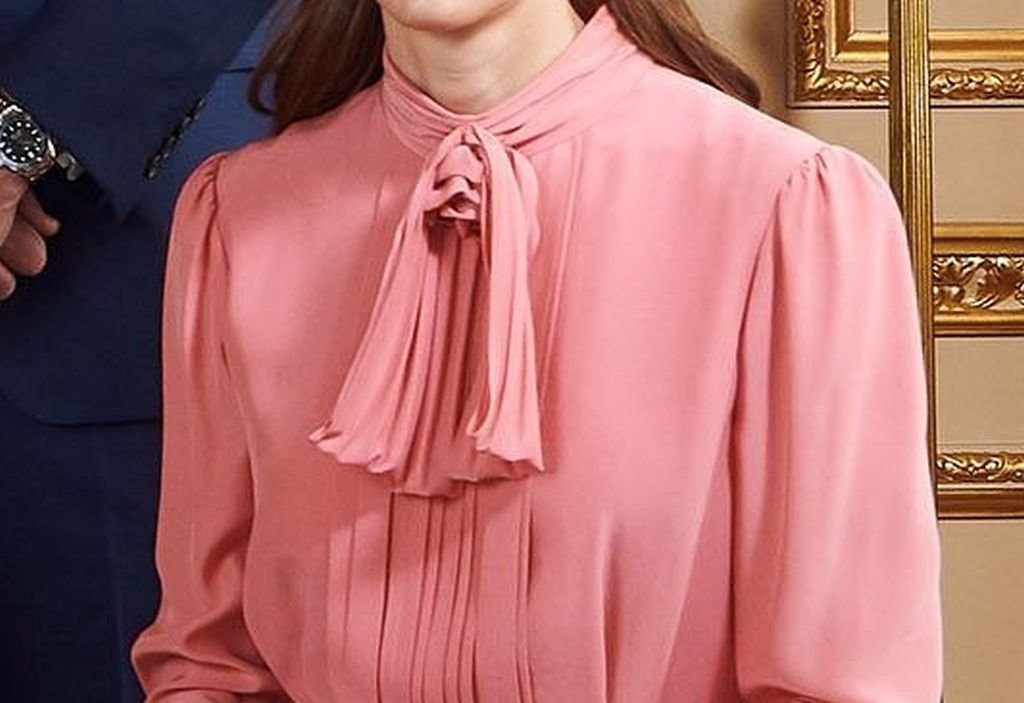 KEJT MIDLTON U KRATKOJ SUKNJI ZAPANJILA CEO SVET: zbog ovog detalja svi komentarišu vojvotkinjin modni stil sa krštenja sina Megan i Harija (FOTO)
