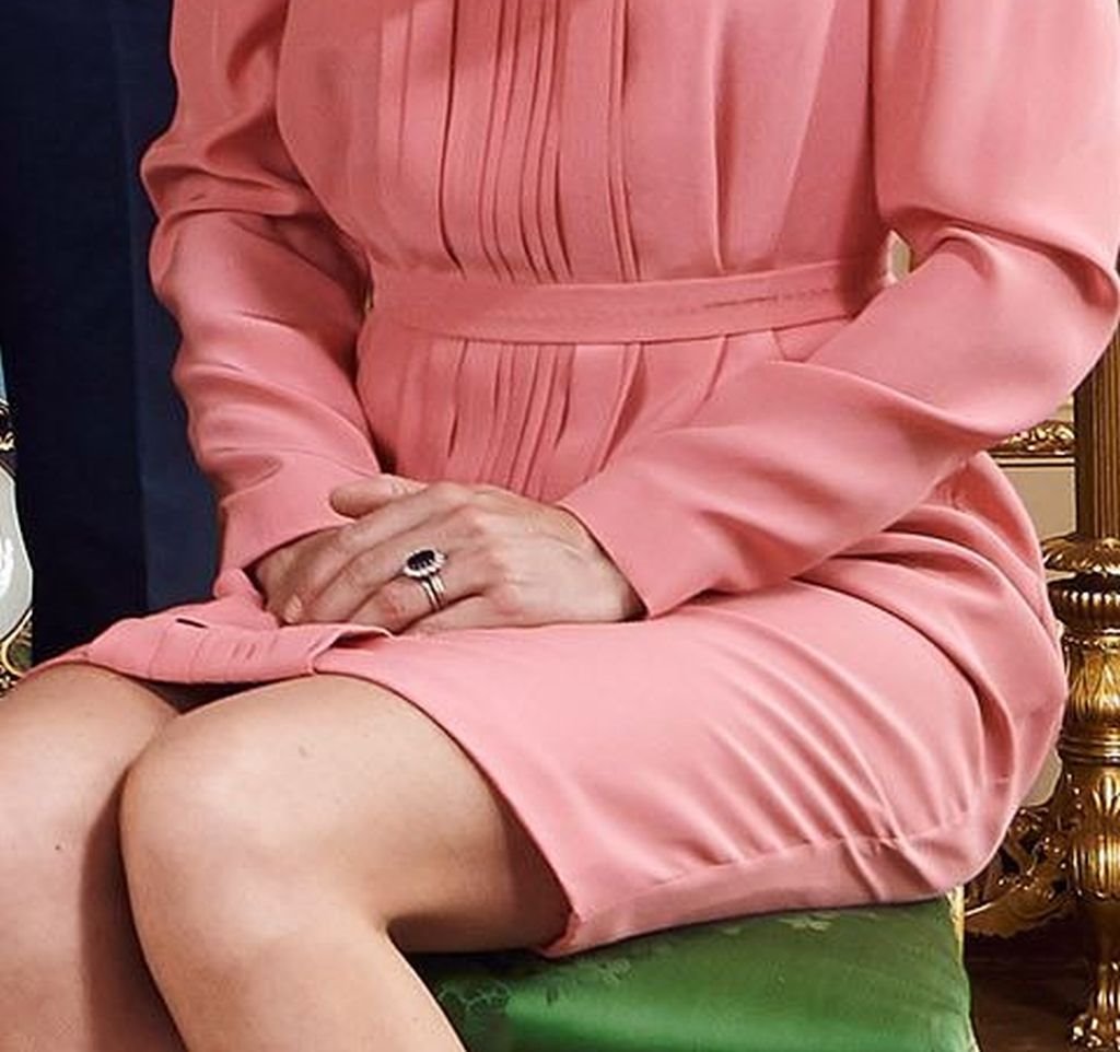 KEJT MIDLTON U KRATKOJ SUKNJI ZAPANJILA CEO SVET: zbog ovog detalja svi komentarišu vojvotkinjin modni stil sa krštenja sina Megan i Harija (FOTO)