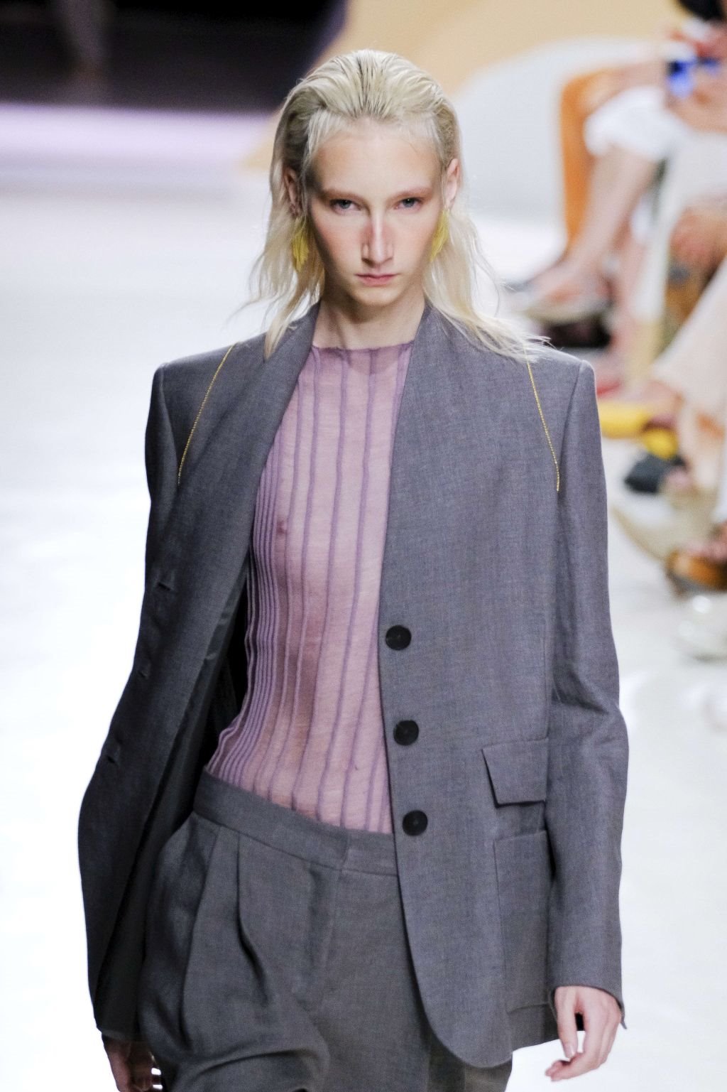 MODA ZA LETO 2020: španski kreator Anhel Šleser oblači kraljice, a njegovi jednostavni elegantni modeli osvojiće i vas (FOTO)