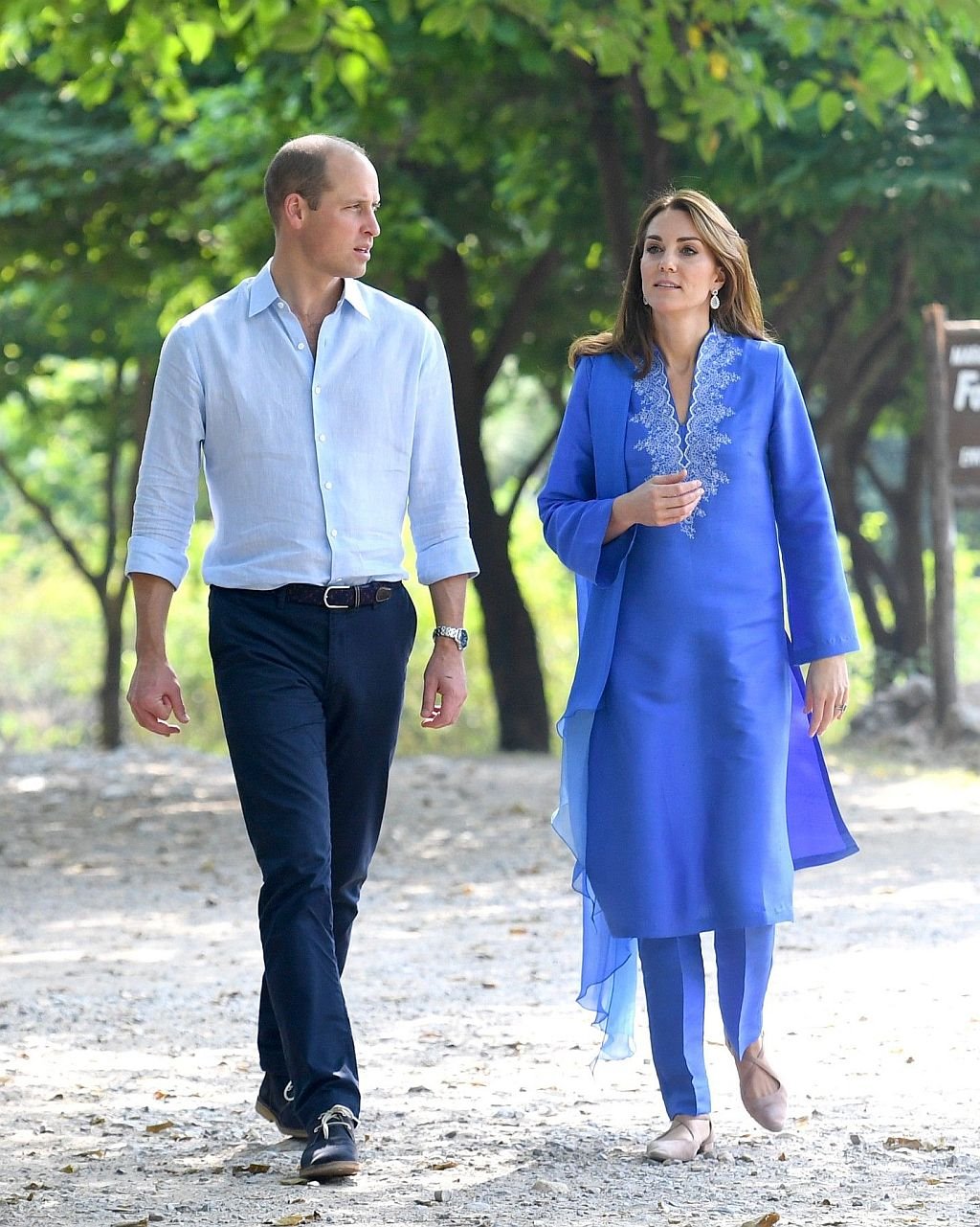 KEJT MIDLTON ODUŠEVILA SVE U PLAVOJ HALJINI I PANTALONAMA: princeza potpuno kopirala Lejdi Di (FOTO)