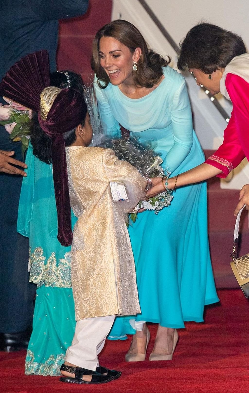 KEJT MIDLTON ODUŠEVILA SVE U PLAVOJ HALJINI I PANTALONAMA: princeza potpuno kopirala Lejdi Di (FOTO)