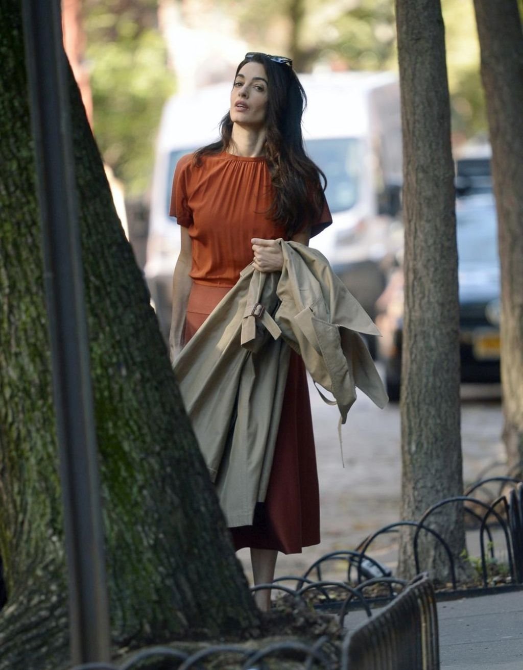 AMAL KLUNI U NAJMODERNIJOJ BOJI ZA JESEN 2019: 3 nijanse su u igri, odaberite najlepšu uz boju kose i tena (FOTO)