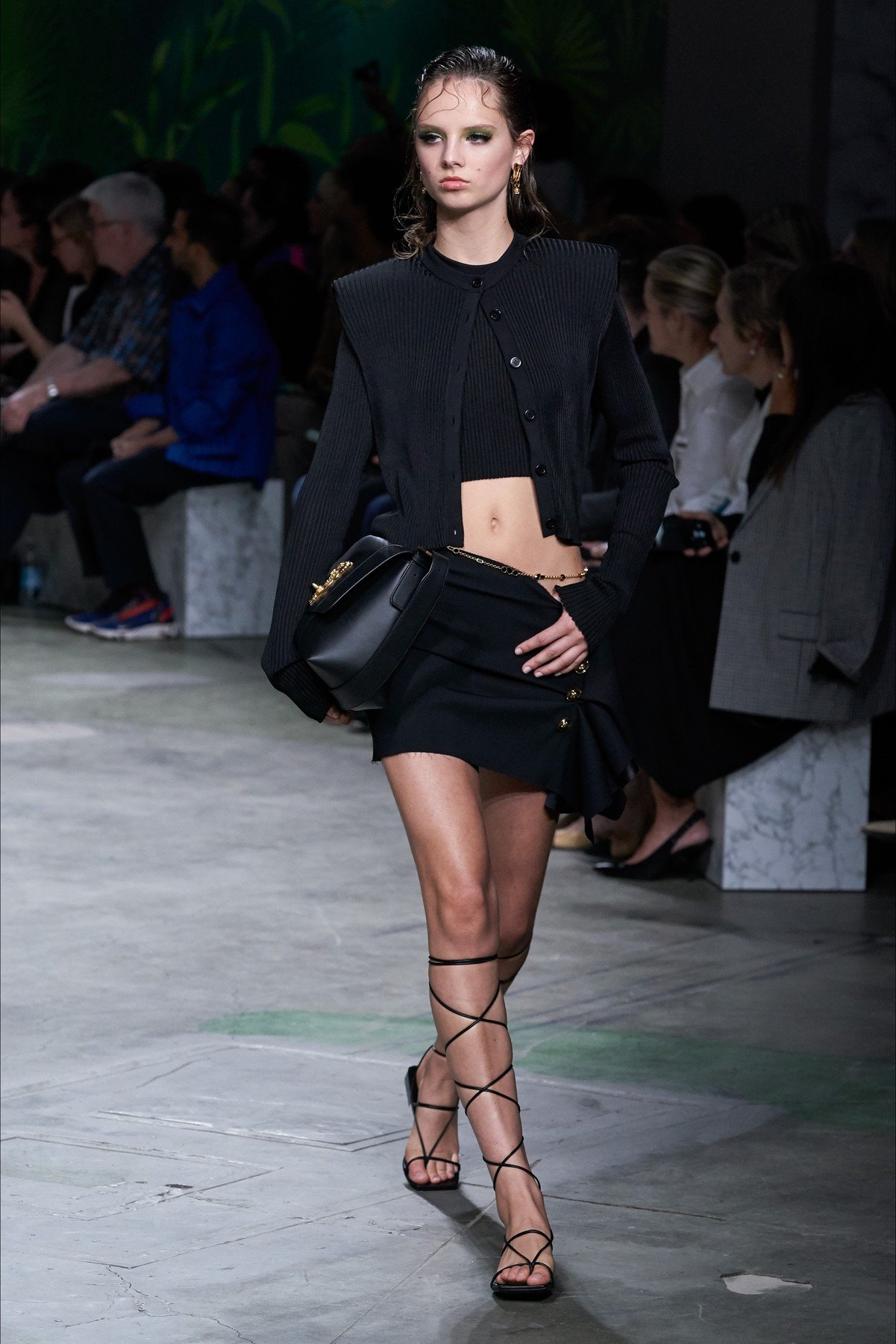 KAKO SE NOSI CRNA BOJA U 2020: moda ne sme biti dosadna, evo koje kombinacije su HIT (FOTO)