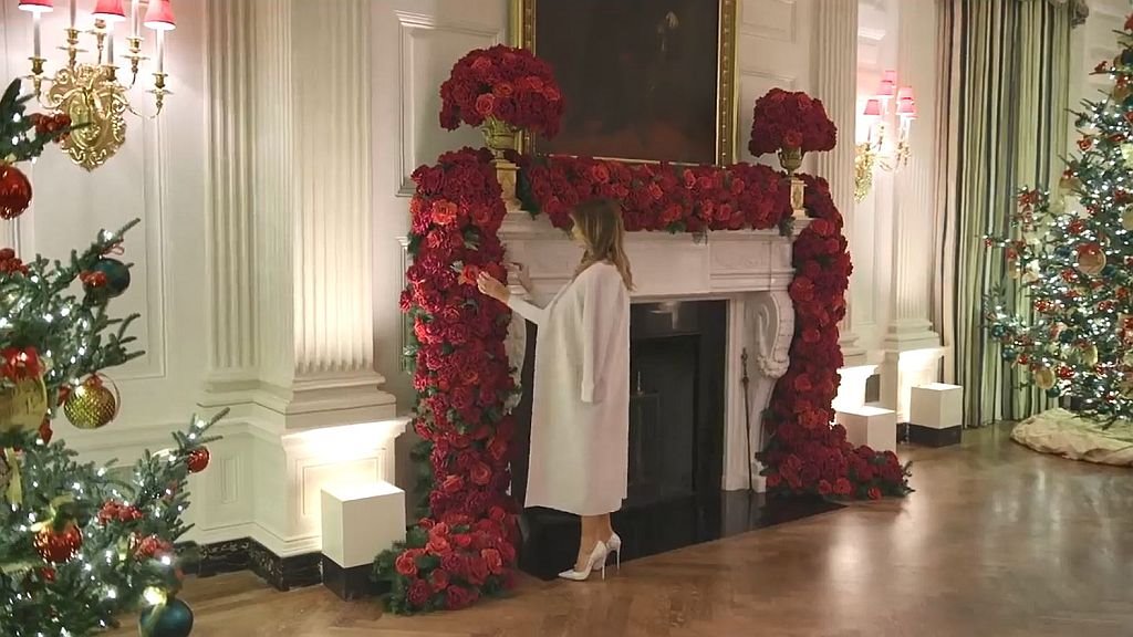 NADMAŠILA SVE DO SADA! MELANIJA TRAMP ODABRALA KLASIČNU DEKORACIJU ZA BOŽIĆ I NOVU GODINU: Bela kuća čeka 2020. godinu okićena u duhu tradicije (FOTO + VIDEO)