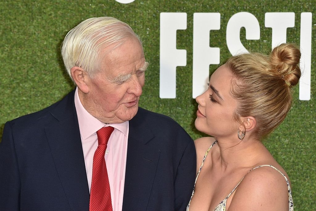 PUNĐA ZA ŽENE SA OKRUGLIM LICEM: mladalačka frizura glumice Florens Pju pleni u svakoj prilici (FOTO)