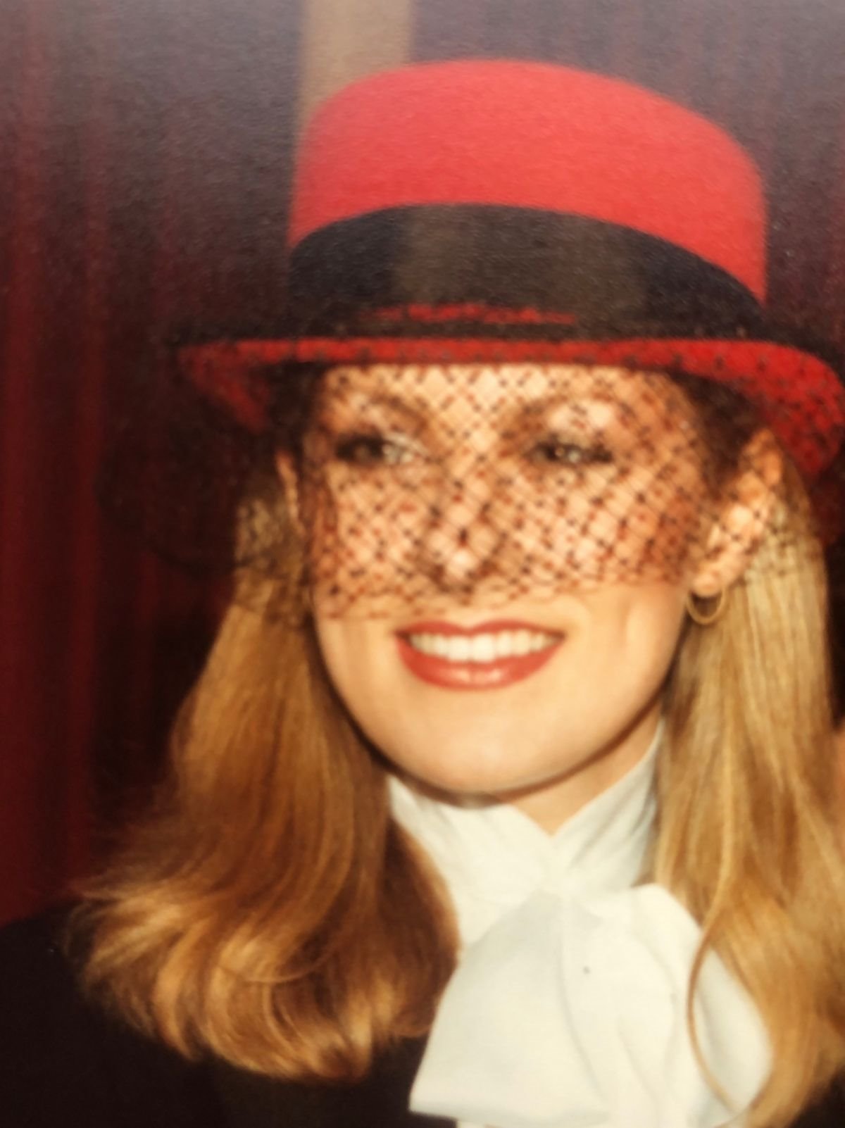 DAMA KOJA BLISTA U SEDMOJ DECENIJI: Niki Redklif uživa u starenju i voli klasičan modni stil (FOTO)