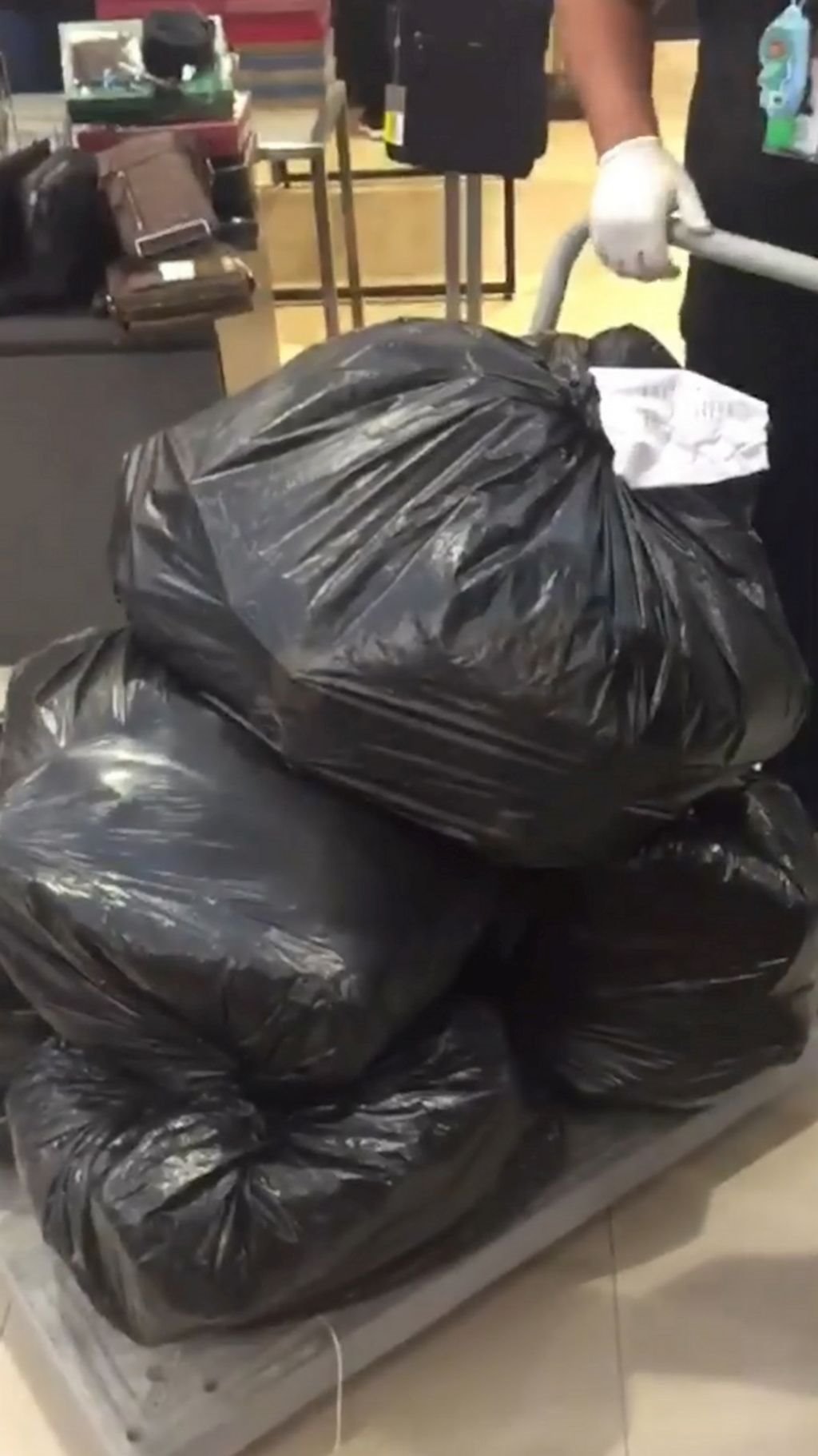 ŠOK SLIKE IZ TRŽNOG CENTRA POSLE KORONA VIRUSA: nećete verovati na šta liče stvari kad ne rade klima uređaji u šoping molu (FOTO)