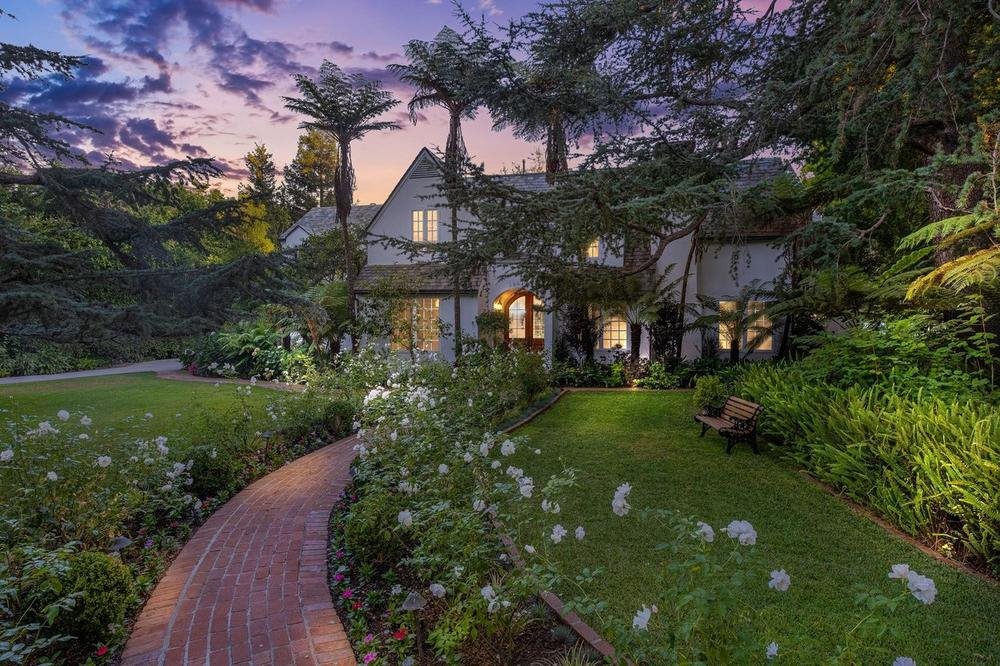 DOM I BAŠTA IZ SNOVA: ni slavna glumica nije odolela prelepom dvorištu sa bazenom (FOTO)