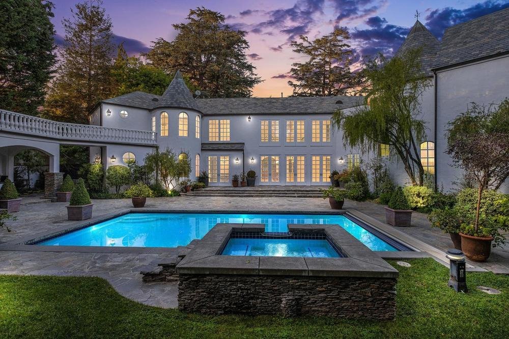 DOM I BAŠTA IZ SNOVA: ni slavna glumica nije odolela prelepom dvorištu sa bazenom (FOTO)