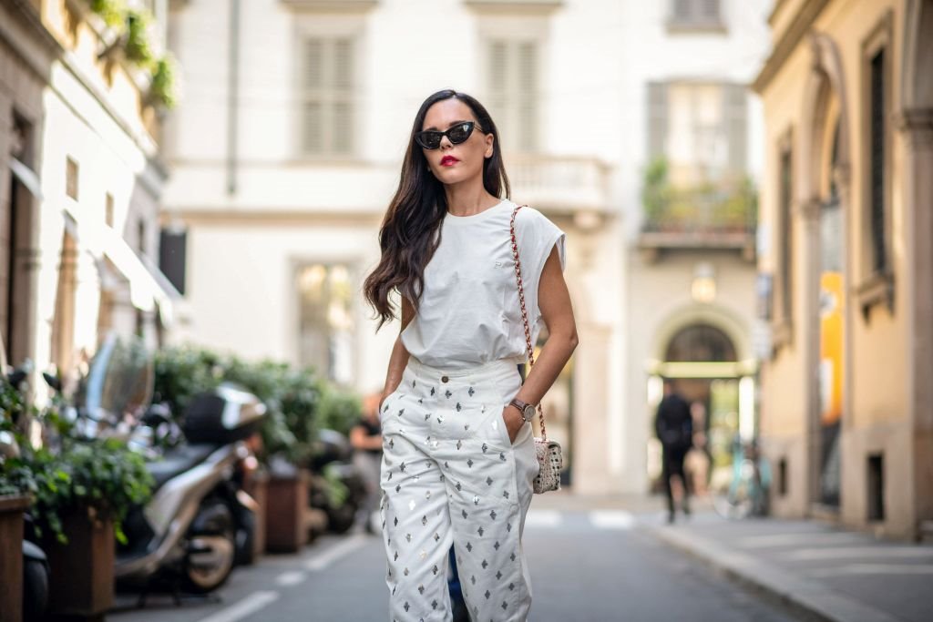 MODA ZA LETO 2020: kakve farmerke, majice i košulje nose najmodernije žene u svetu (FOTO)