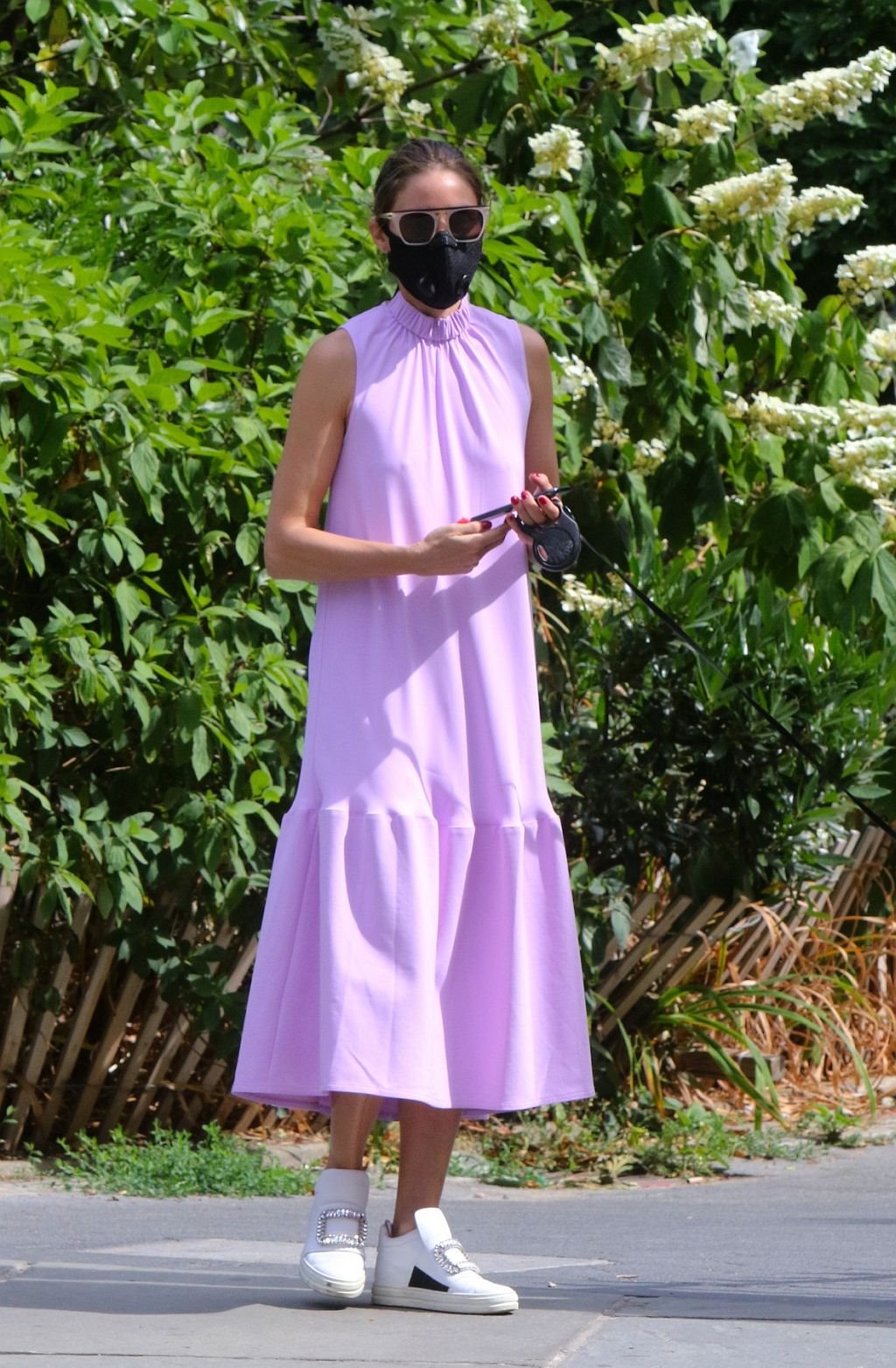 MODNE KOMBINACIJE ZA VARLJIVO LETO 2020: Olivija Palermo bira udobne suknje i izgleda odlično i sa maskom na licu (FOTO)