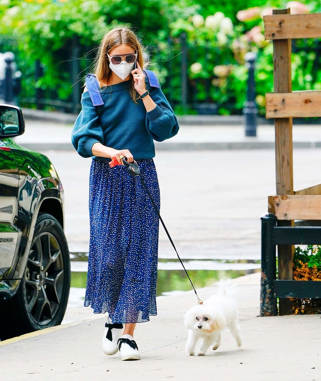 MODNE KOMBINACIJE ZA VARLJIVO LETO 2020: Olivija Palermo bira udobne suknje i izgleda odlično i sa maskom na licu (FOTO)