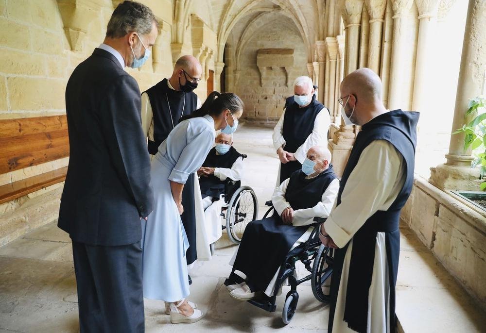 MELANIJA I LETICIJA NOSE SLIČNE HALJINE KOJE ĆE OBELEŽITI MODNO LETO 2020: ovaj model želi svaka žena u Srbiji jer je praktičan i lako se uklapa uz sve (FOTO)