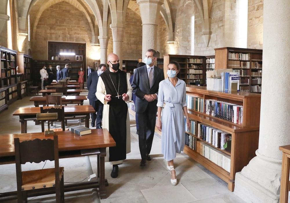 MELANIJA I LETICIJA NOSE SLIČNE HALJINE KOJE ĆE OBELEŽITI MODNO LETO 2020: ovaj model želi svaka žena u Srbiji jer je praktičan i lako se uklapa uz sve (FOTO)