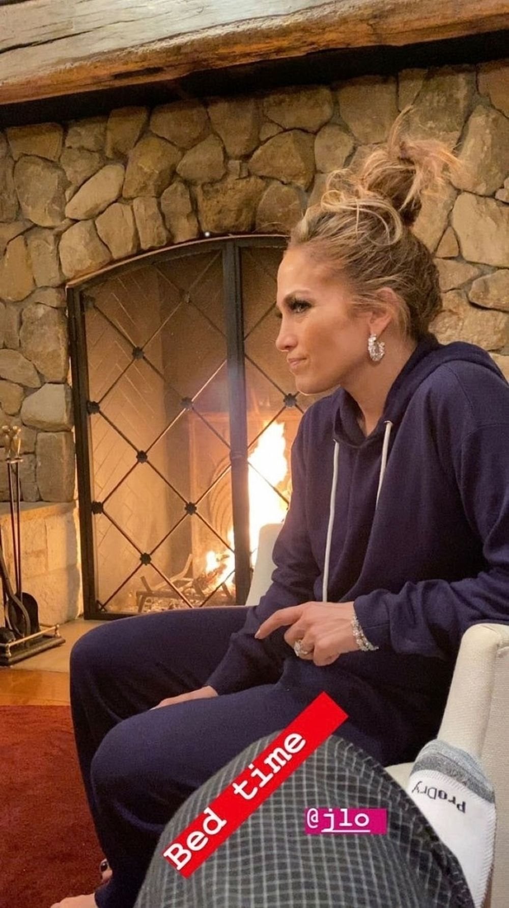 dzenifer-lopez-dnevna-soba-kamin-vila-grejanje