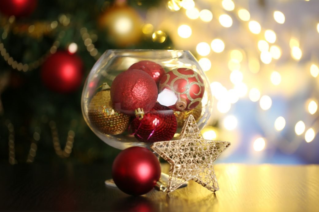 Novogodišnji ukrasi i boje za privlačenje para