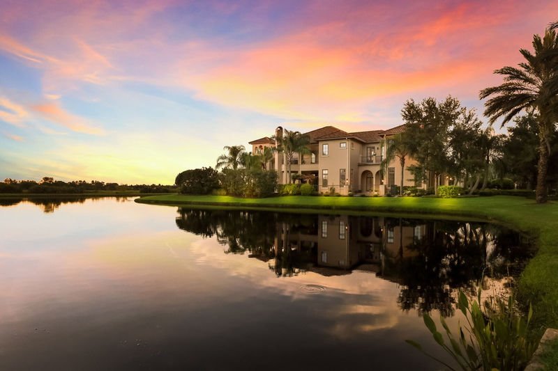 devojka mika dzegera dobila kucu od njega