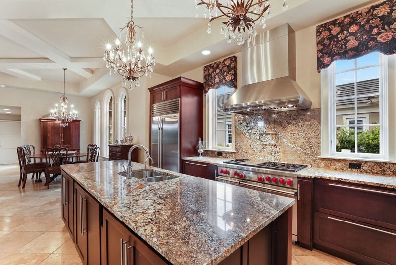 devojka mika dzegera dobila kucu od njega