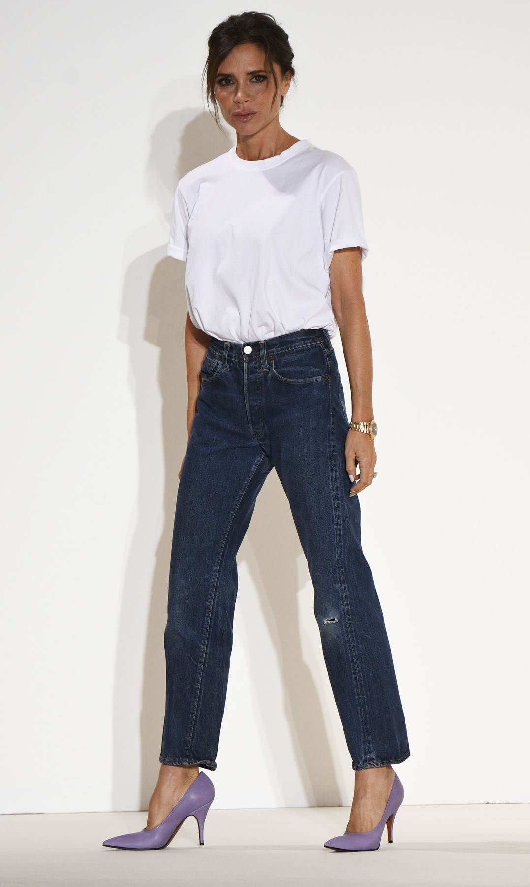 Bela majica je uvek u trendu