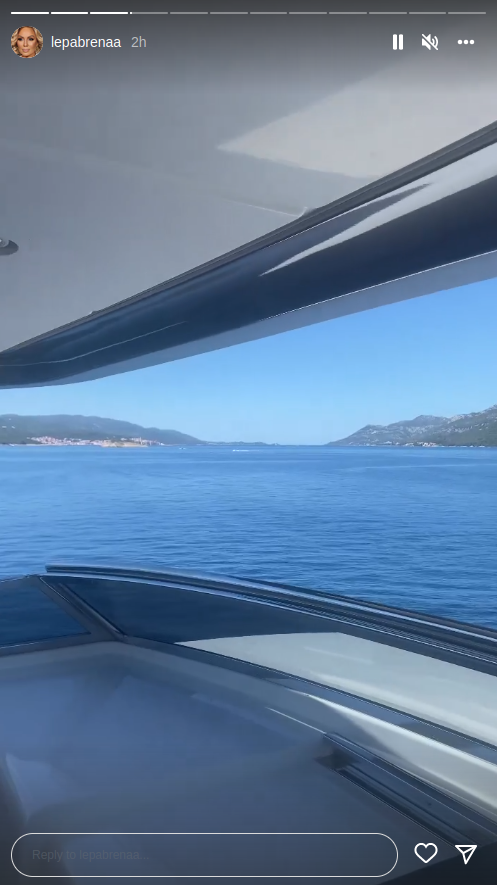 Lepa Brena na letovanju