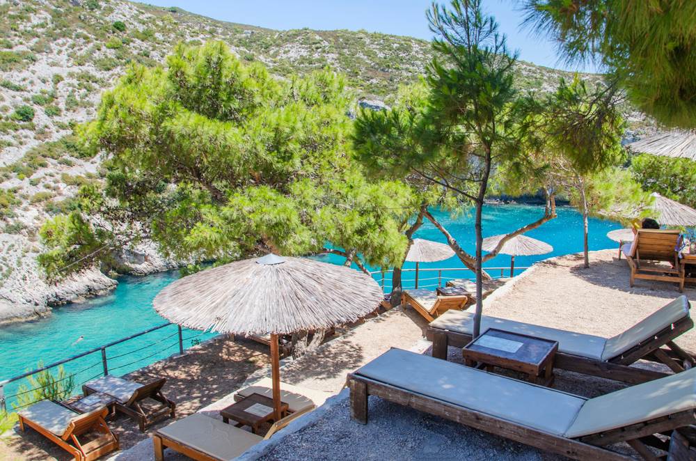 grcka plaza Porto Limnionas.jpg