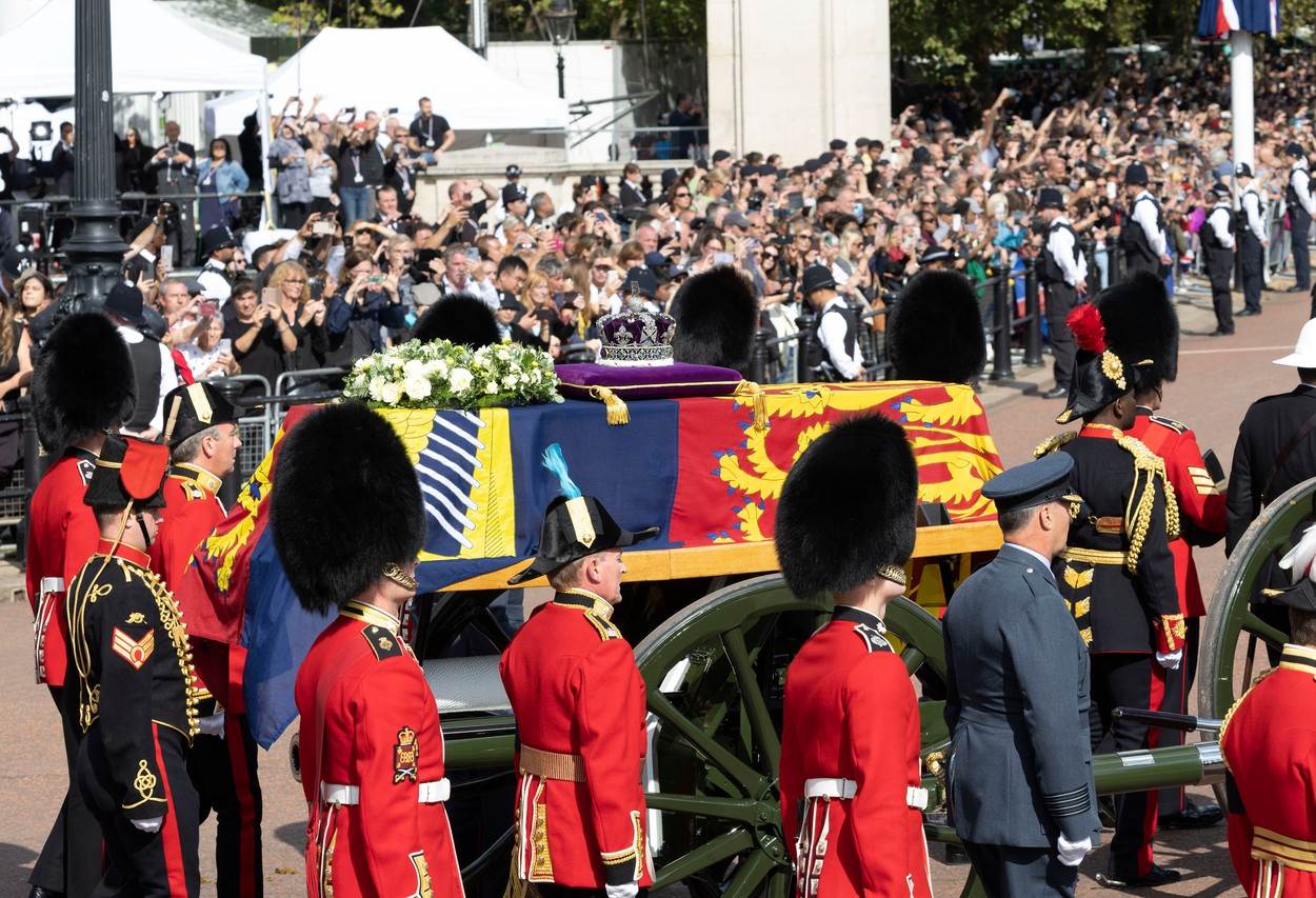 Kovčeg kraljice Elizabete napustio Bakingemsku palatu