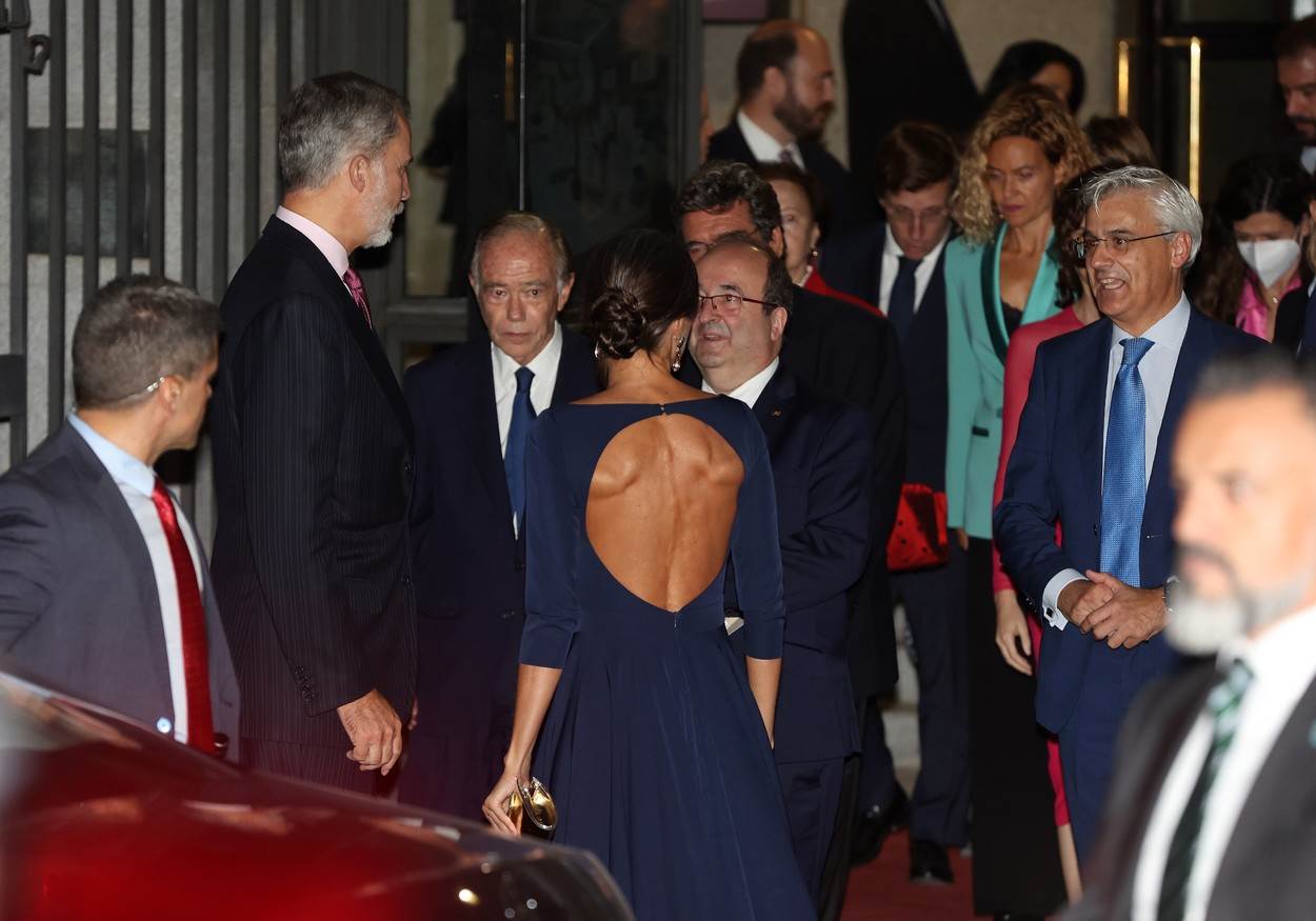 kraljica leticija u haljini golih ledja 0732965281.jpg