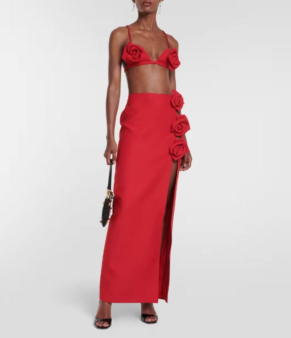 moda ideje za novu godinu crvena suknja s ruzama-min.jpg