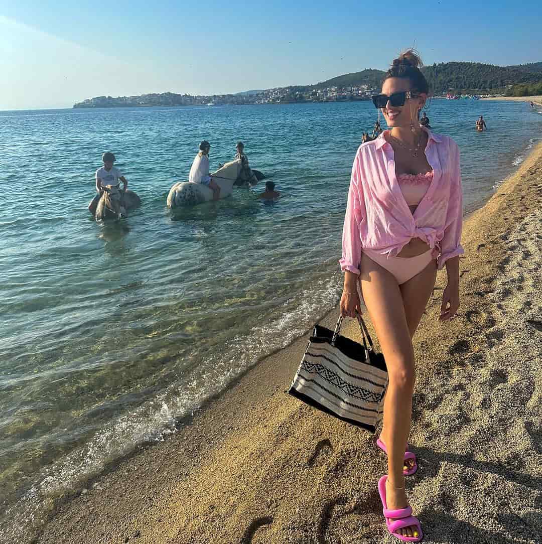 kupaci kostimi voditeljka nina radulovic-min.jpg