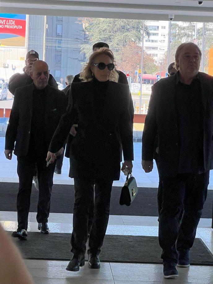 lepa brena na komemoraciji sasi popovicu.jpg
