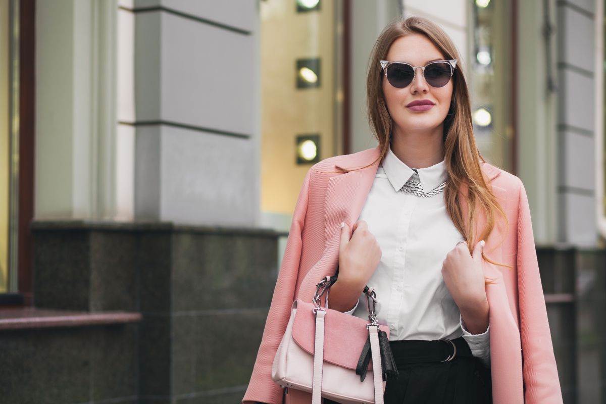 Moda za proleće i bela košulja koja podmlađuje