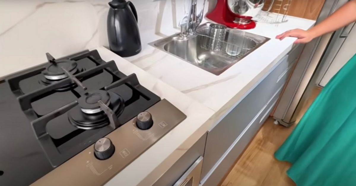 Mali stan od 25 kvadrata sa odvojenom spavaćom sobom