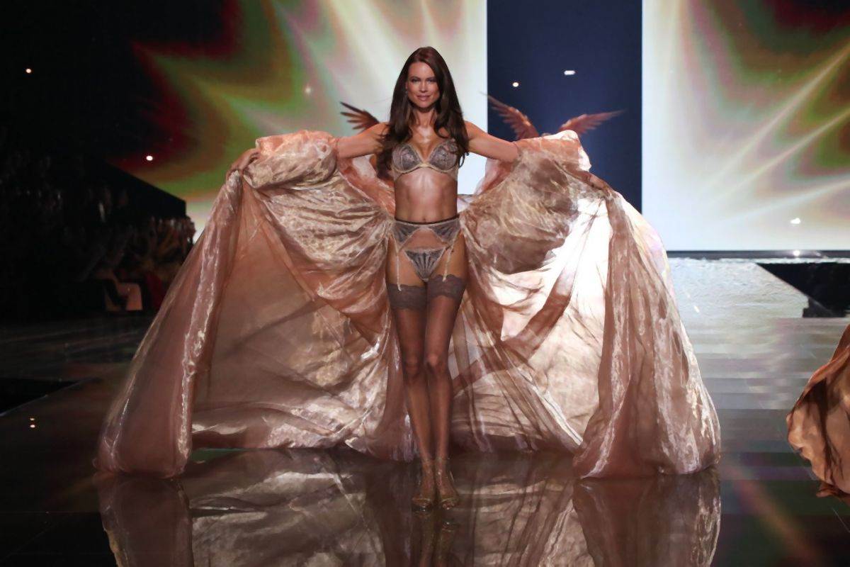 viktorijas sikret revija andjeli 1045811358.jpg