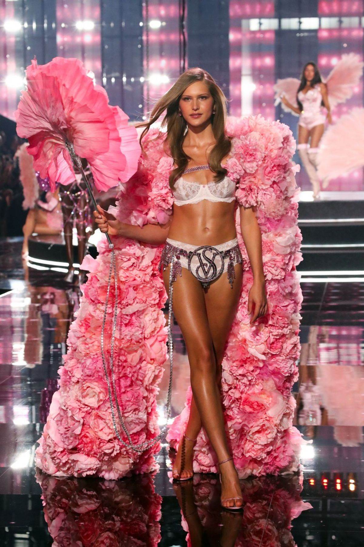 viktorijas sikret revija andjeli 1045824134.jpg