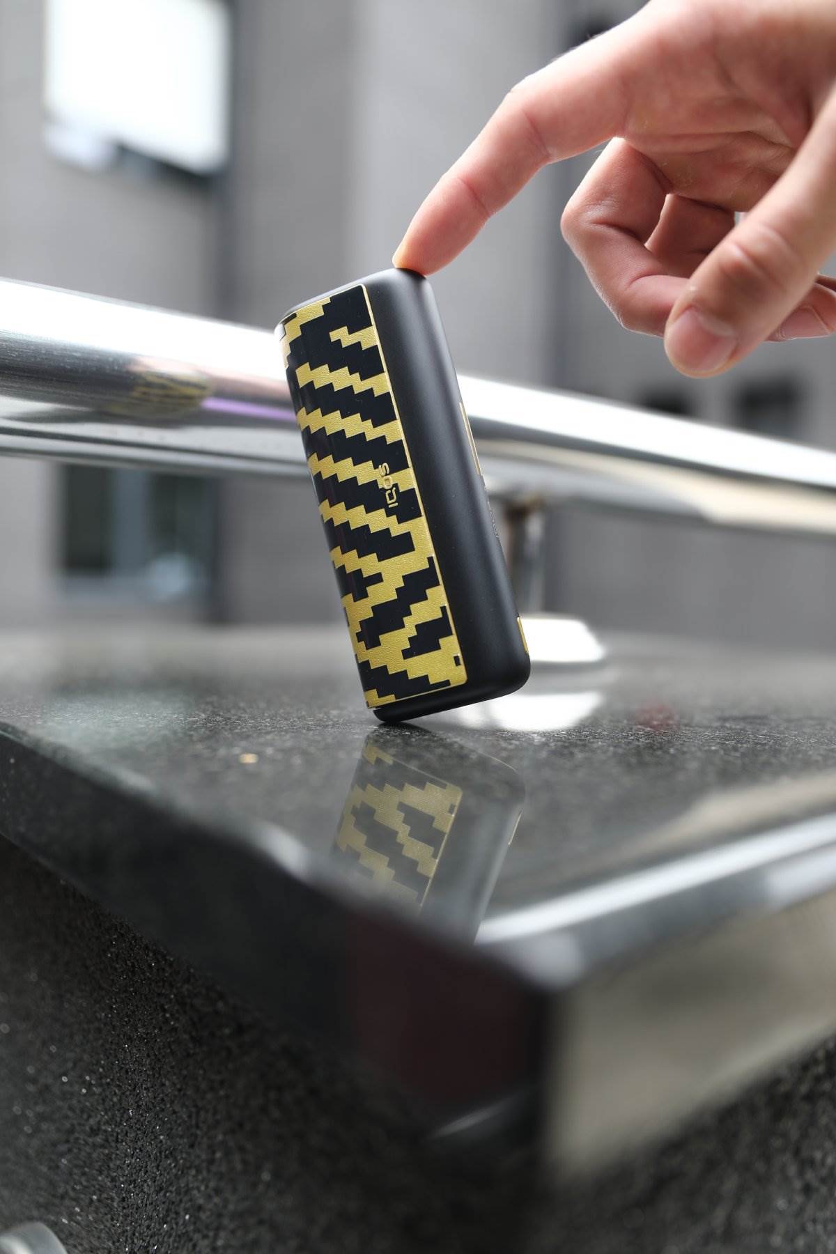 IQOS ILUMA i x Seletti