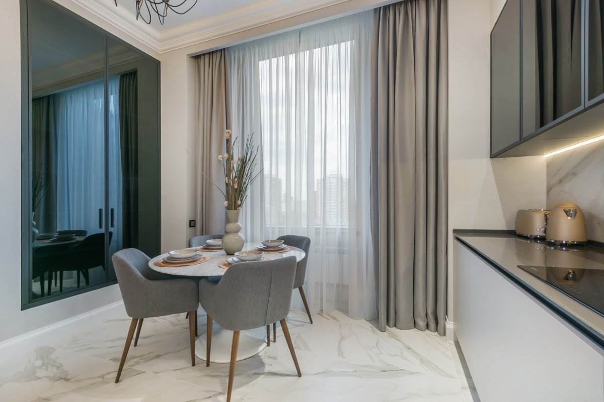 Kako se pravilno kombinuju zavese i draperije