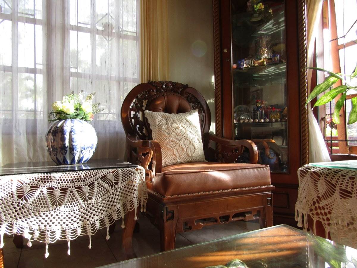 Retro dnevna soba sa stolnjakom ili miljeom