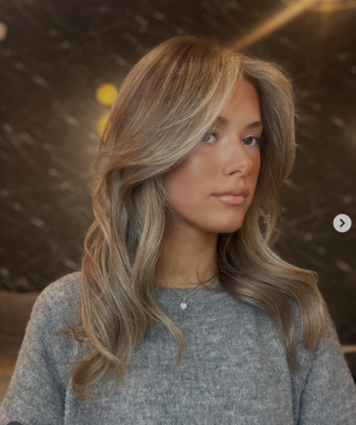 Tamnoplava kosa sa pramenovima