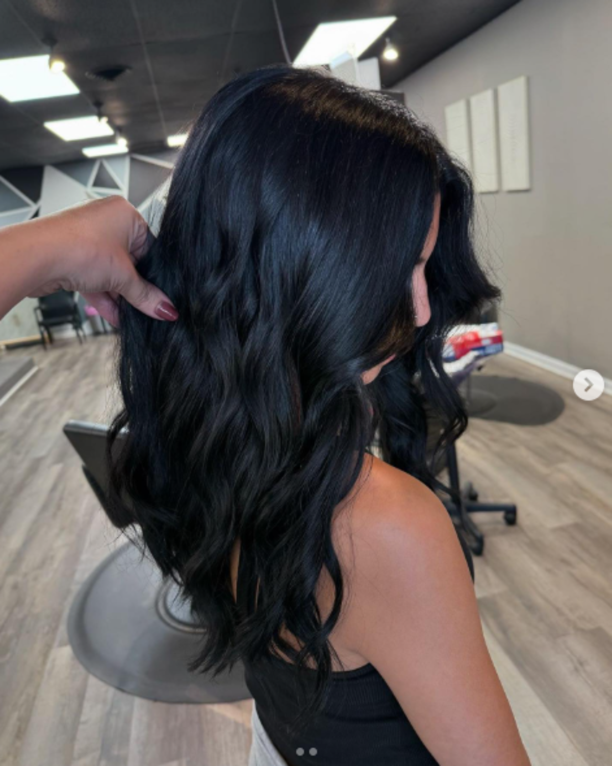 Saten crna boja kose