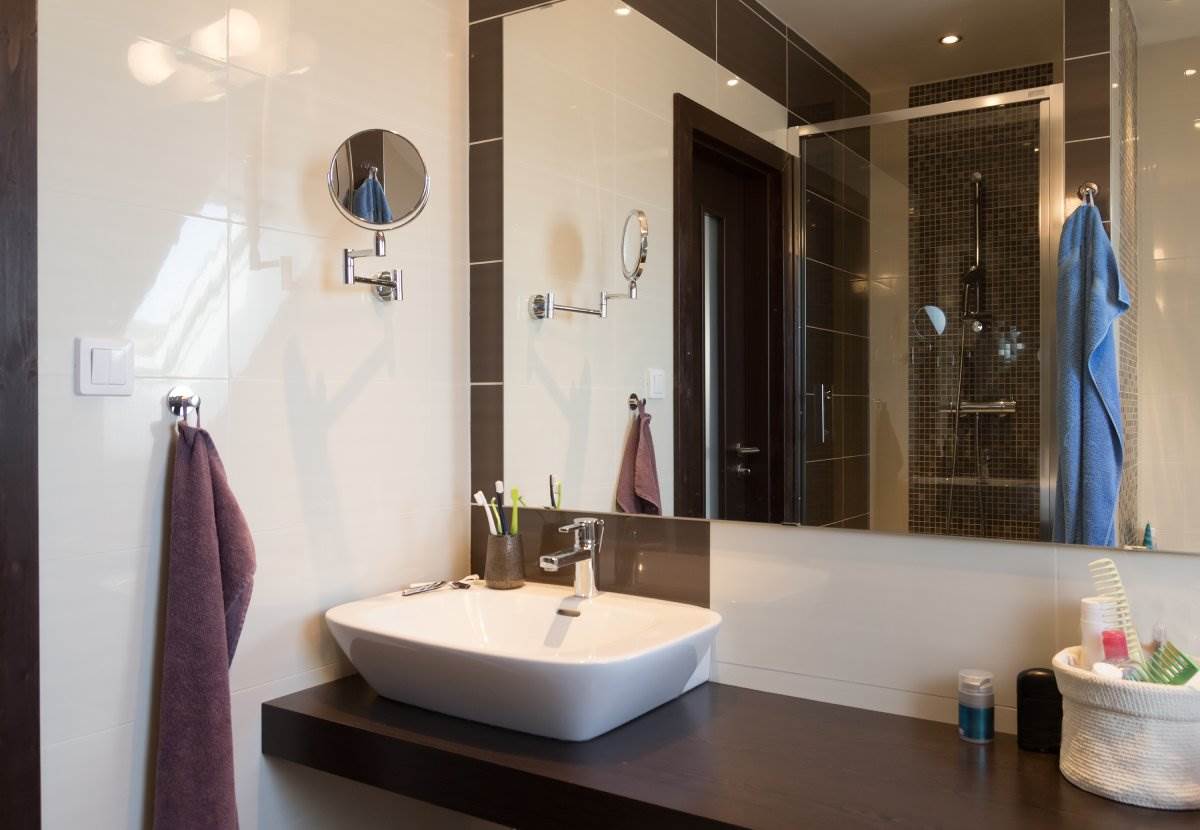 Veliko ogledalo za malo kupatilo