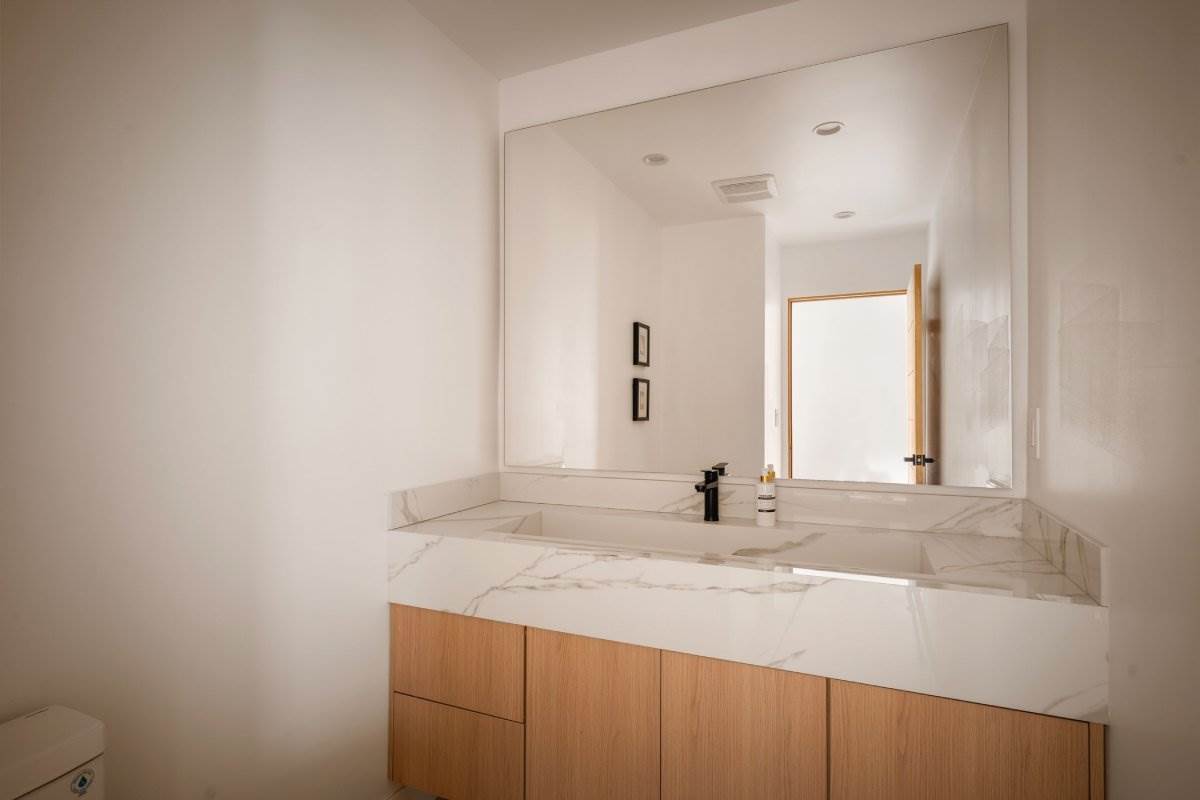 Veliko ogledalo za malo kupatilo