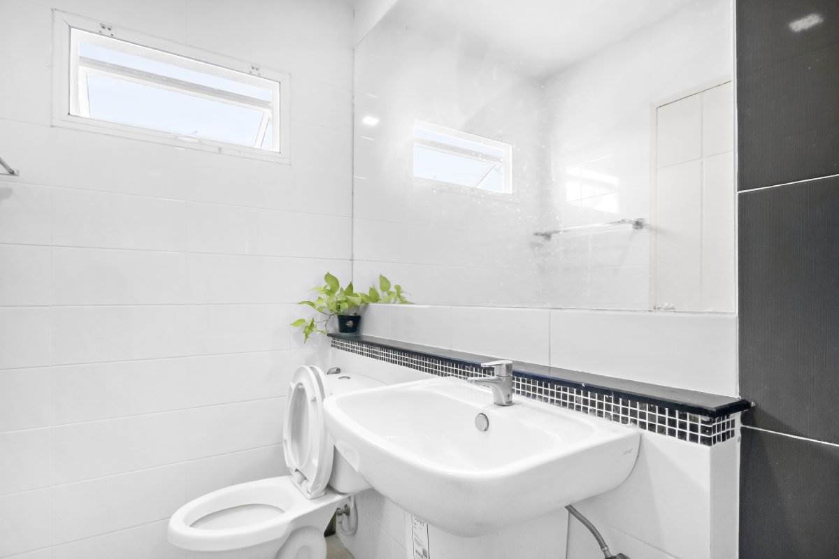 Veliko ogledalo za malo kupatilo