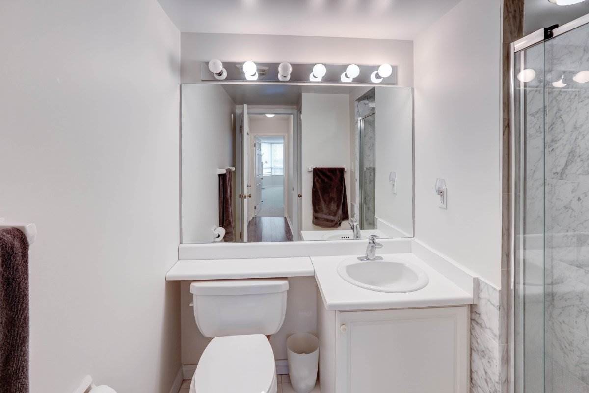 Veliko ogledalo za malo kupatilo