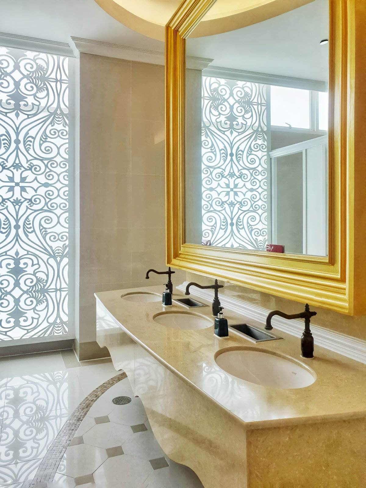 Ogledalo za veliko kupatilo