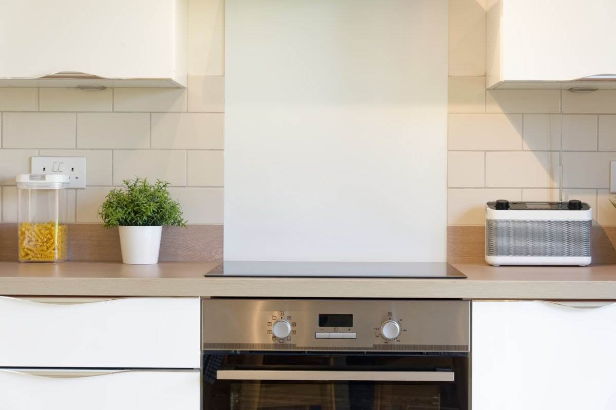 Kuhinja sa bež radnom pločom