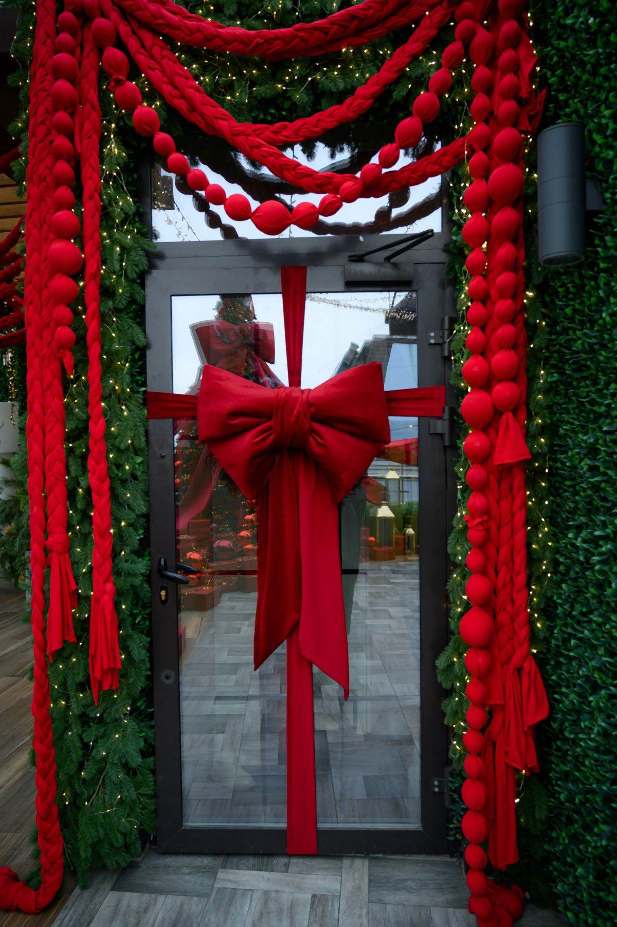 kako ukrasiti vrata i dvoriste za novu godinu 12.jpg