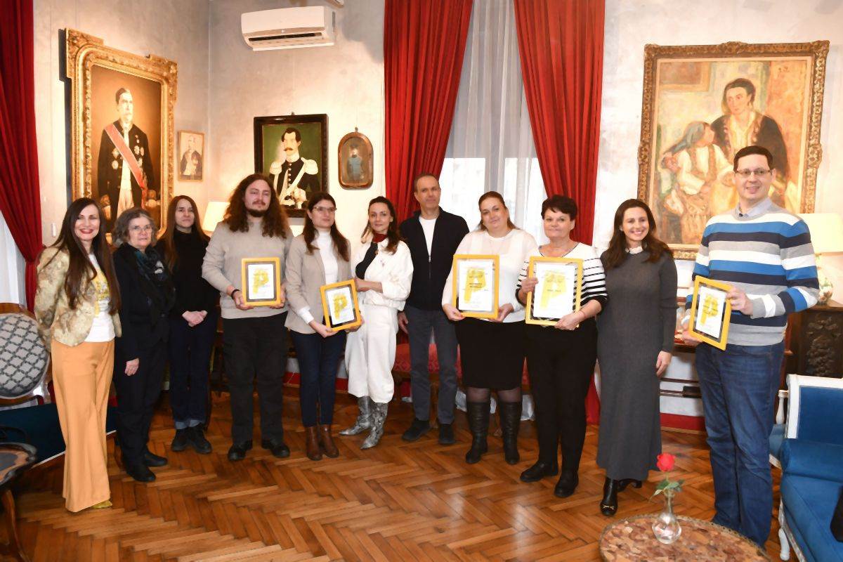 Svi dobitnici, žiri i osnivačica.jpg