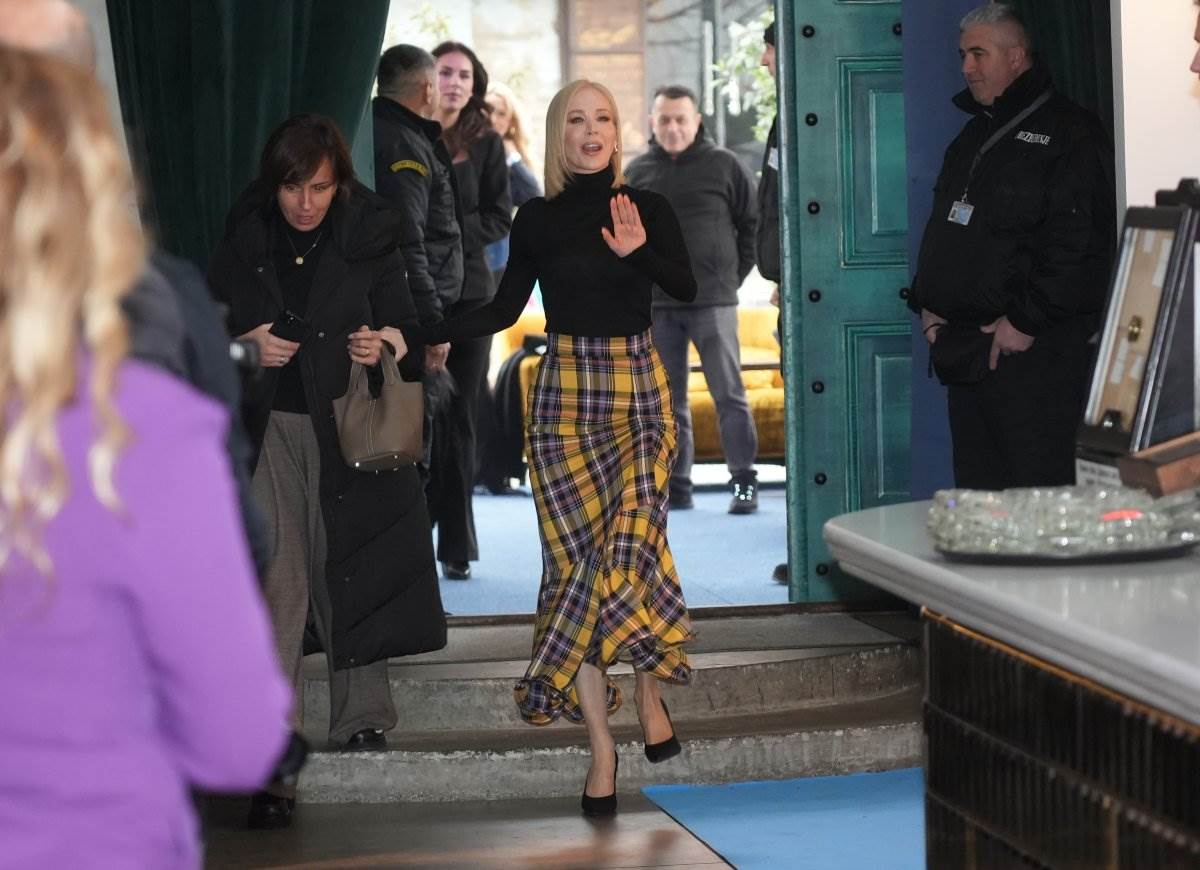 Jelena Rozga u kariranoj suknji