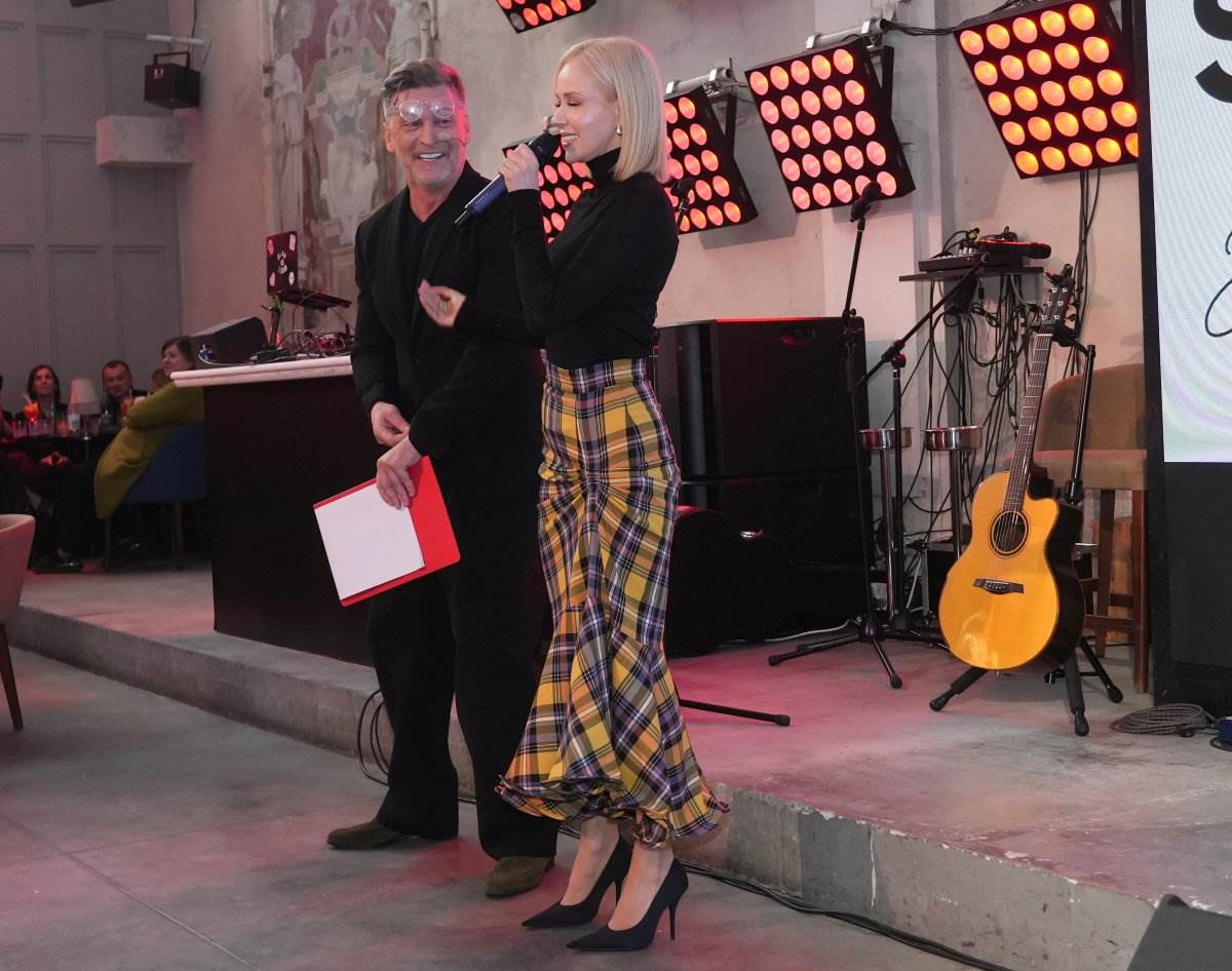 Jelena Rozga u kariranoj suknji