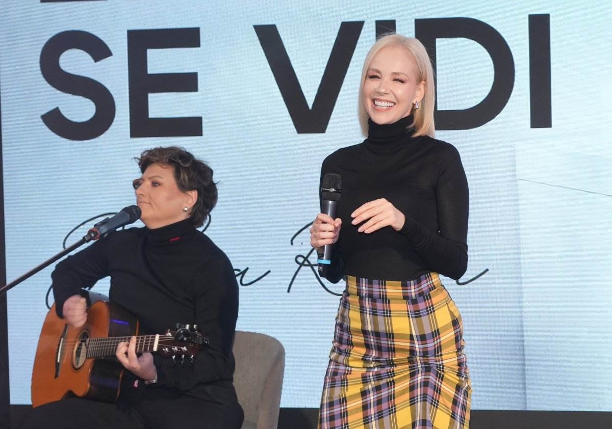 Jelena Rozga u kariranoj suknji